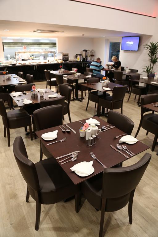Ramada Oxford Hotel Waterstock Kültér fotó