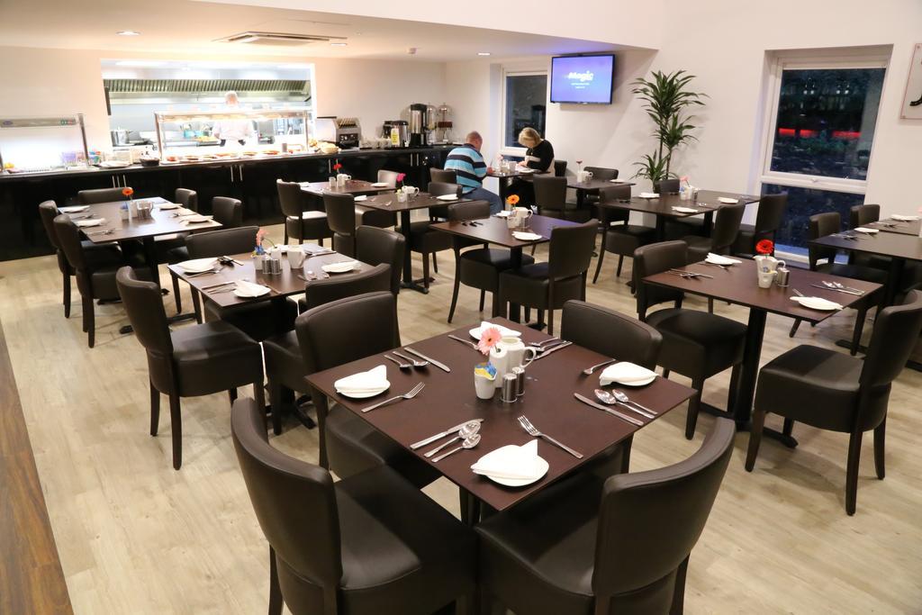 Ramada Oxford Hotel Waterstock Kültér fotó