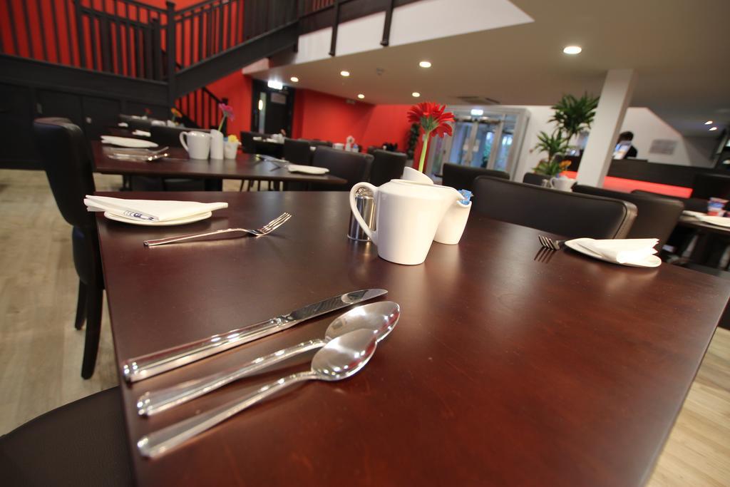 Ramada Oxford Hotel Waterstock Kültér fotó