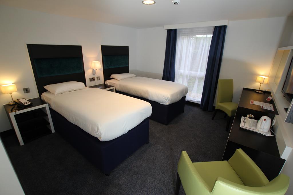 Ramada Oxford Hotel Waterstock Kültér fotó