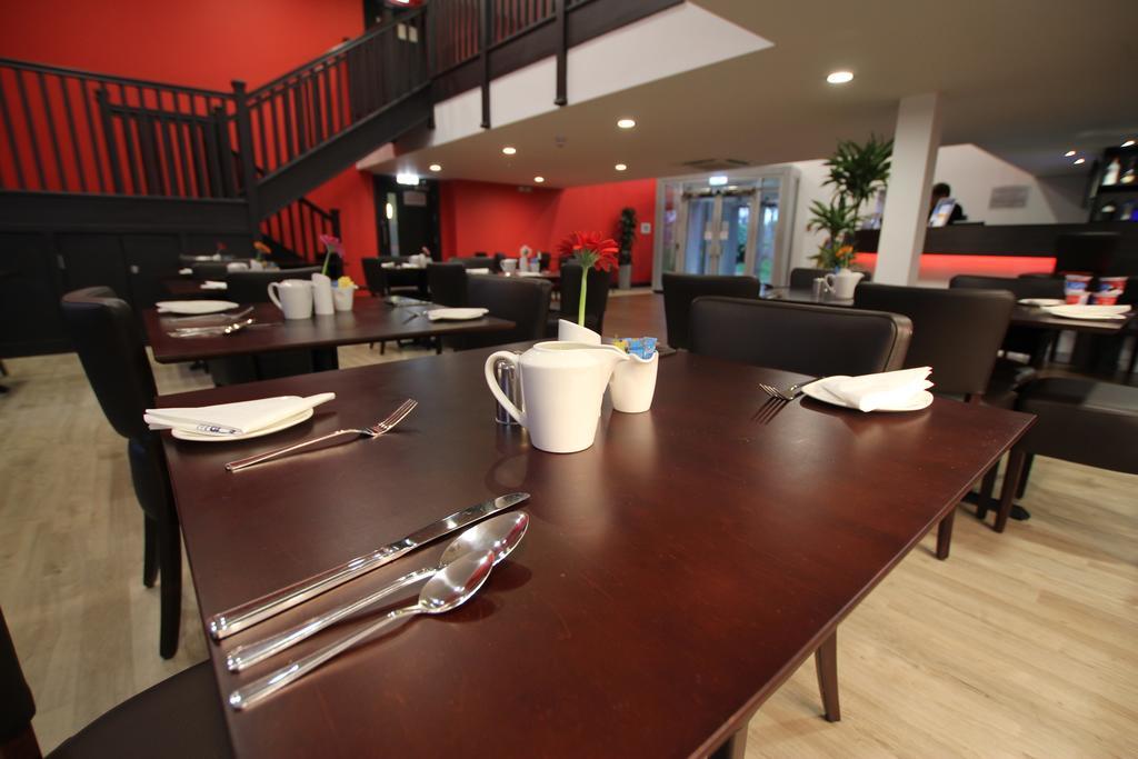 Ramada Oxford Hotel Waterstock Kültér fotó