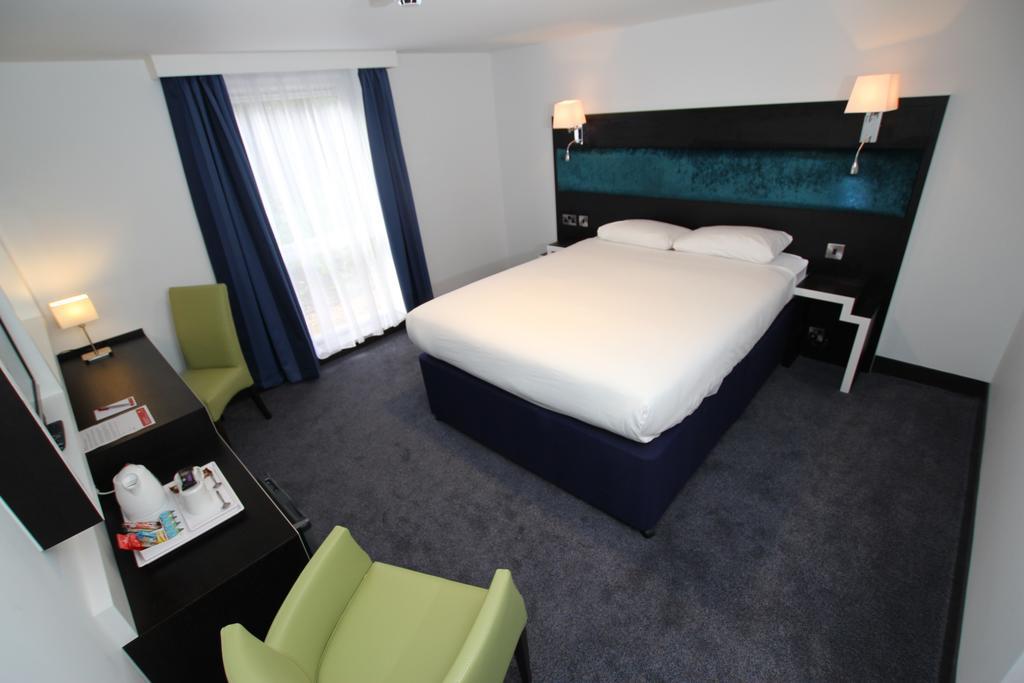 Ramada Oxford Hotel Waterstock Kültér fotó