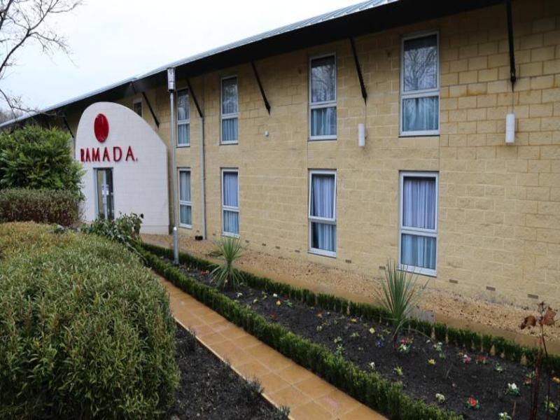 Ramada Oxford Hotel Waterstock Kültér fotó