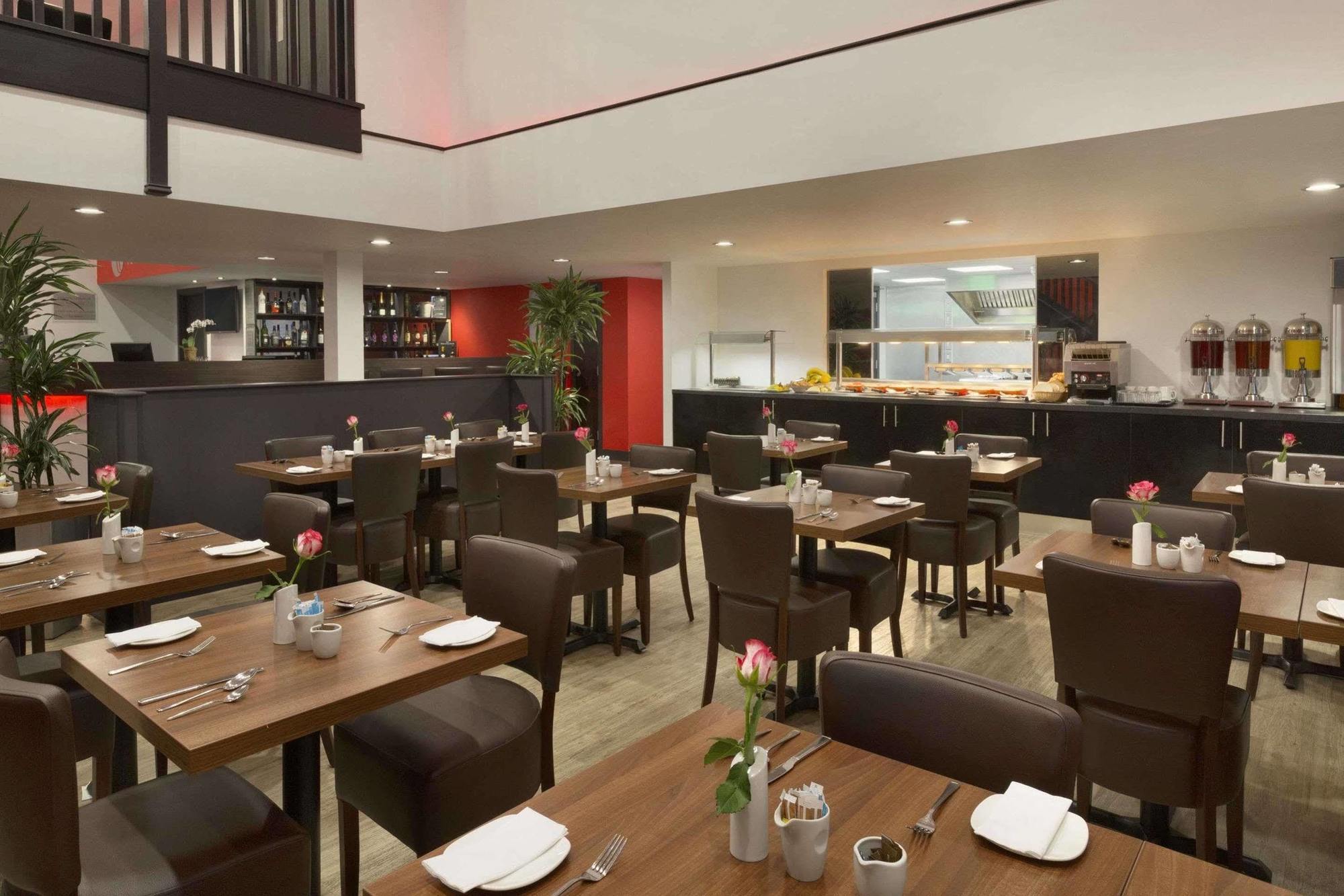 Ramada Oxford Hotel Waterstock Kültér fotó