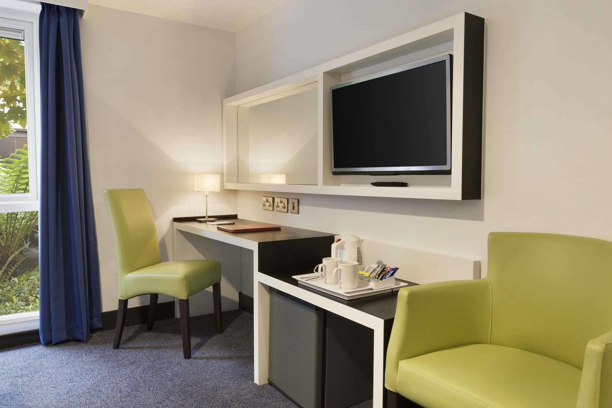 Ramada Oxford Hotel Waterstock Kültér fotó