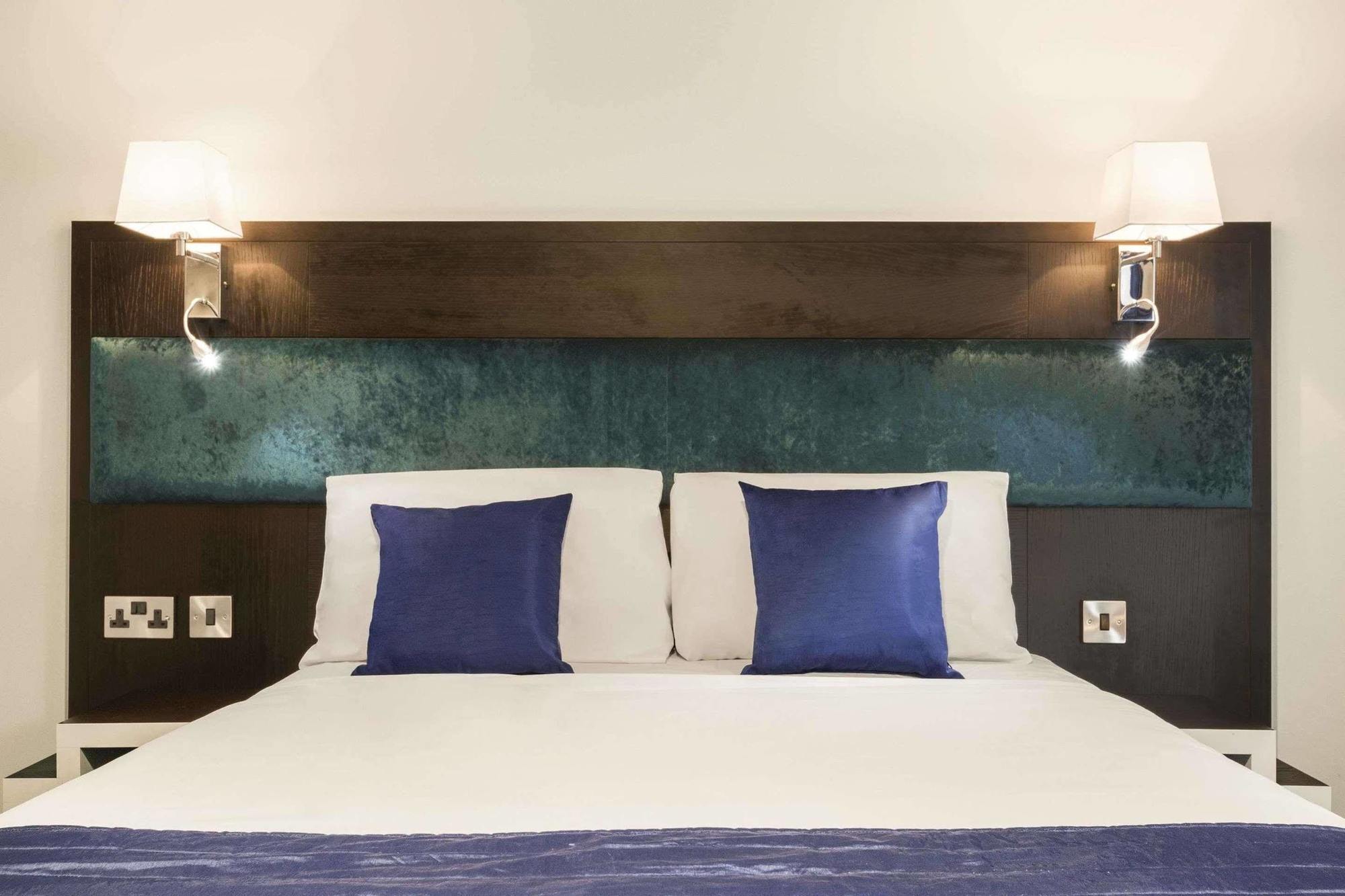 Ramada Oxford Hotel Waterstock Kültér fotó