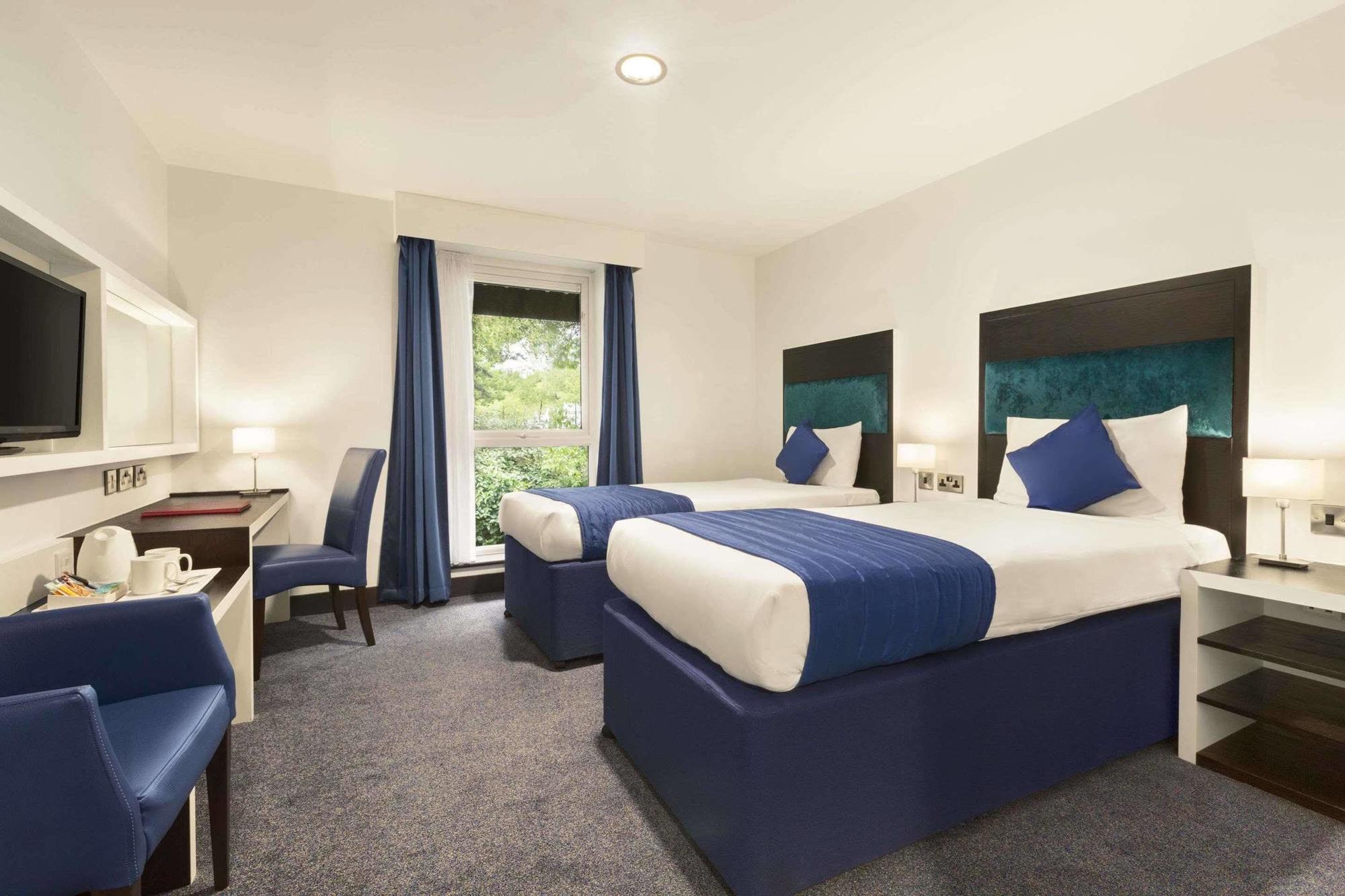 Ramada Oxford Hotel Waterstock Kültér fotó