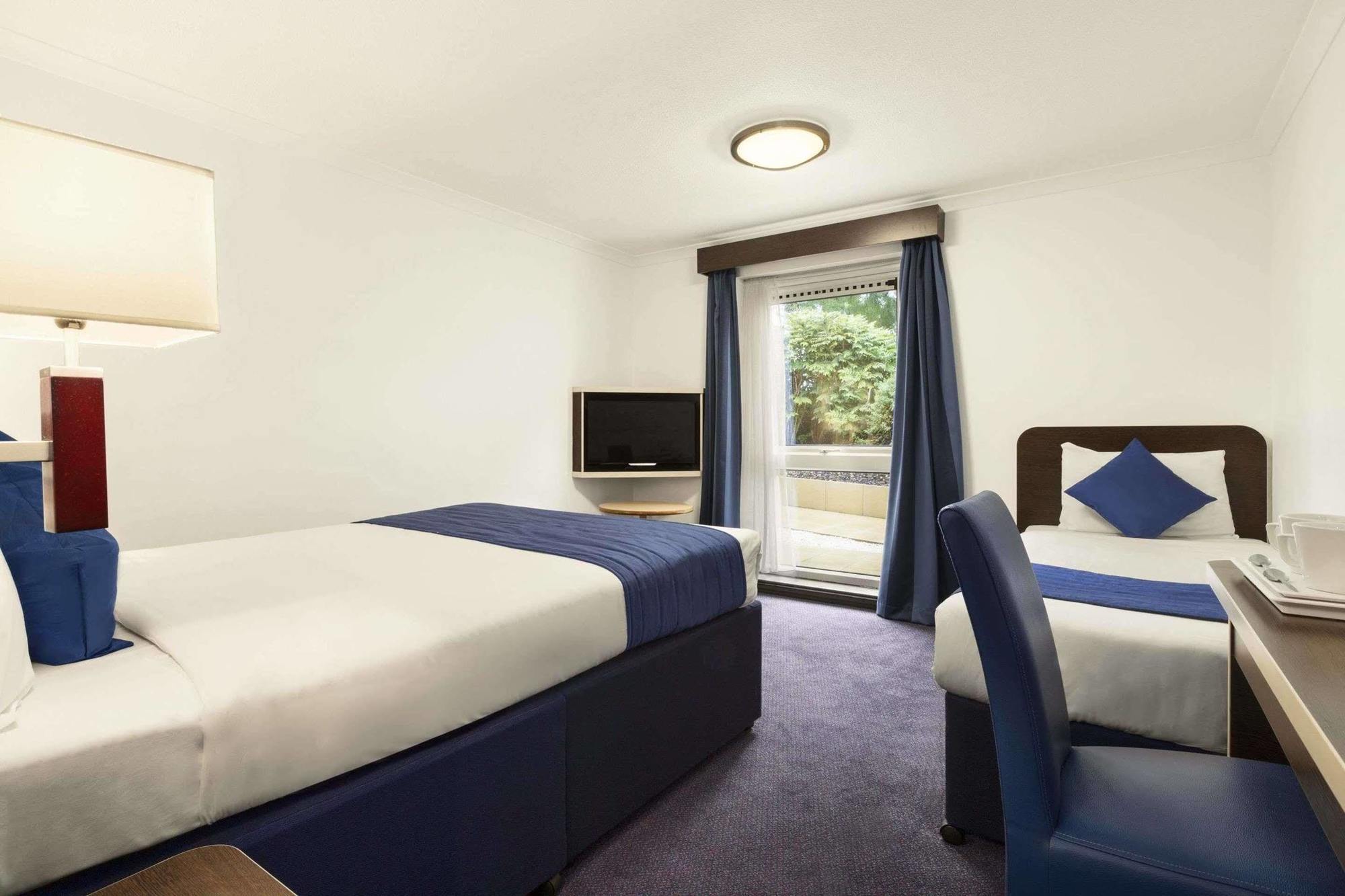 Ramada Oxford Hotel Waterstock Kültér fotó