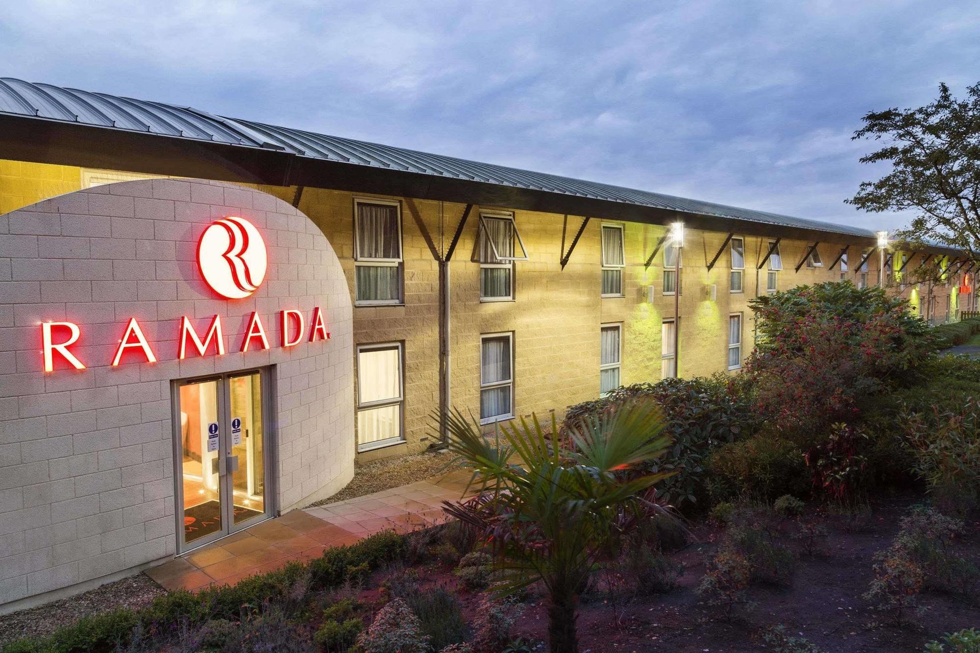 Ramada Oxford Hotel Waterstock Kültér fotó