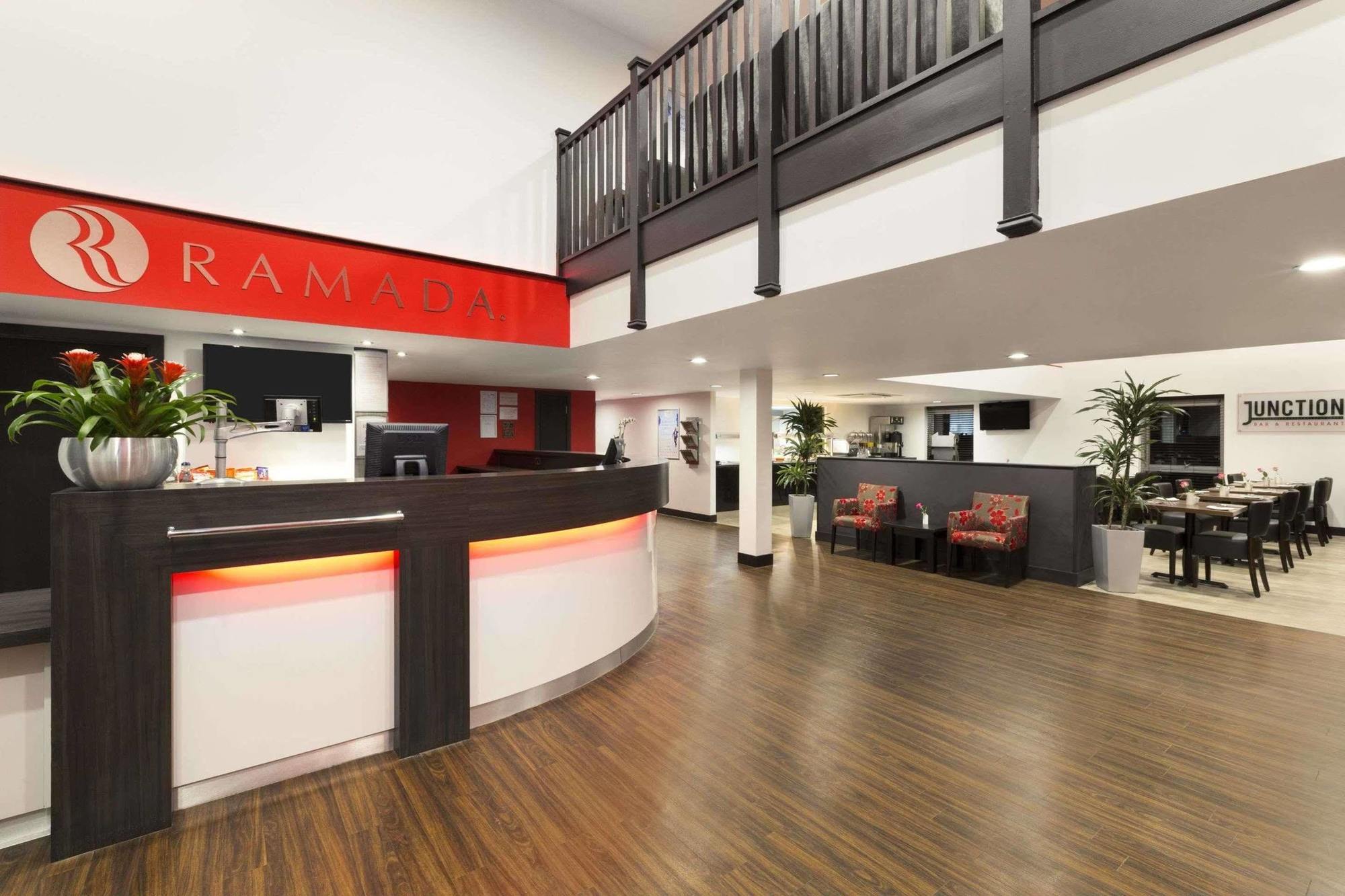 Ramada Oxford Hotel Waterstock Kültér fotó