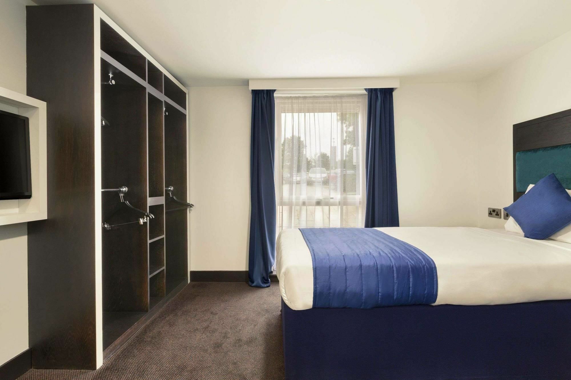 Ramada Oxford Hotel Waterstock Kültér fotó