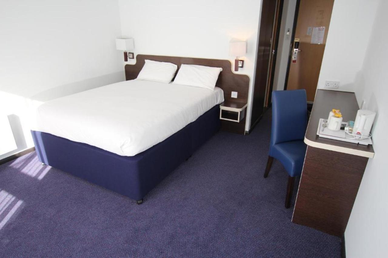 Ramada Oxford Hotel Waterstock Kültér fotó