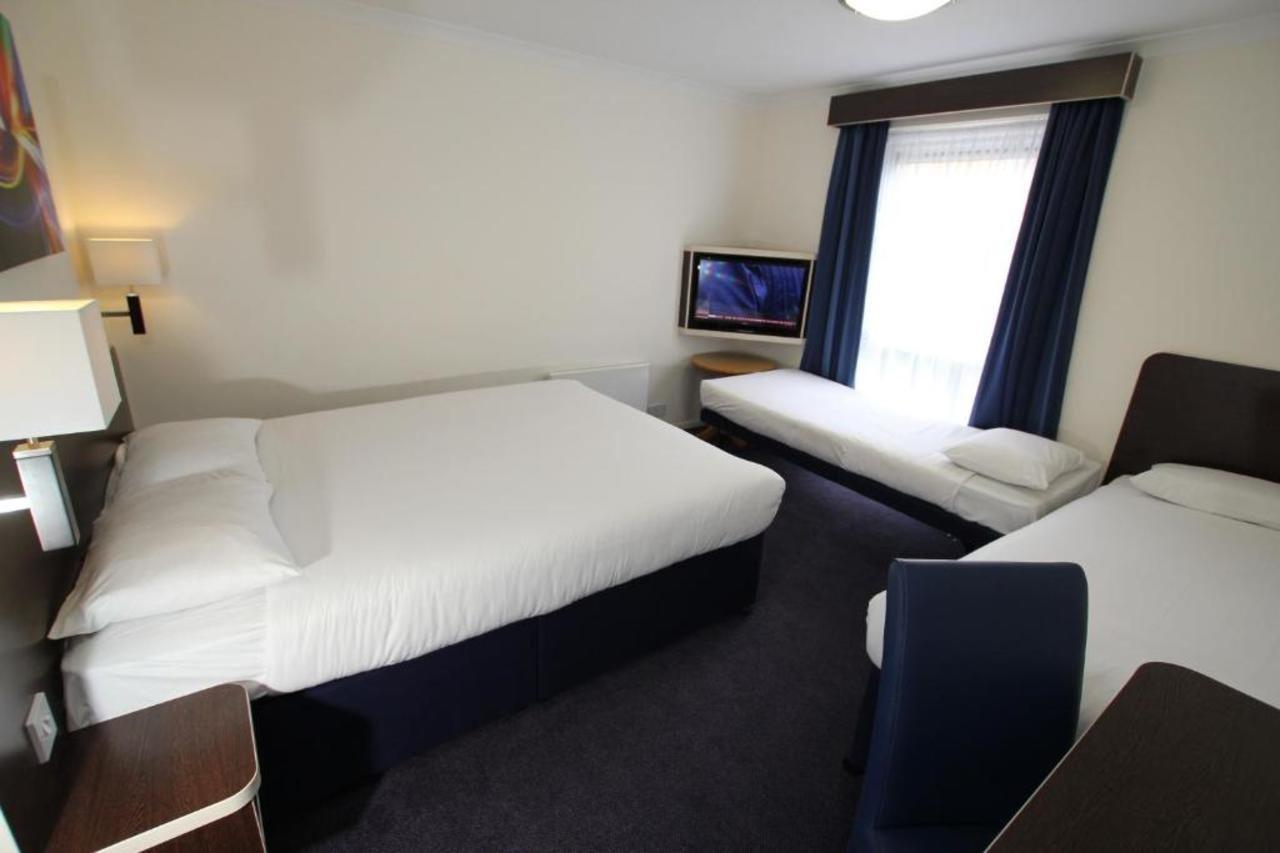 Ramada Oxford Hotel Waterstock Kültér fotó