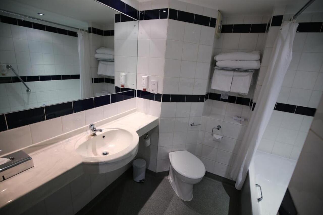 Ramada Oxford Hotel Waterstock Kültér fotó